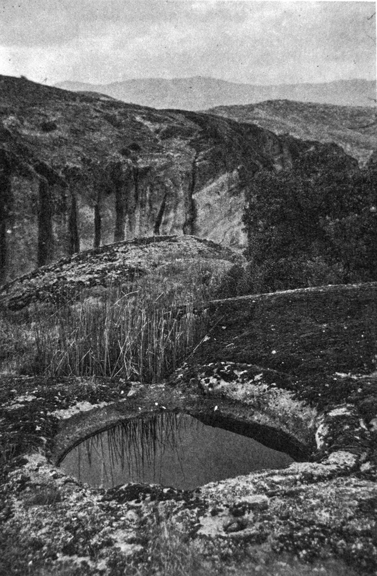 Στέρνα στην επιφάνεια του βράχου Στέρνα στην επιφάνεια του βράχου, σε παλιά ιστορική φωτογραφία.